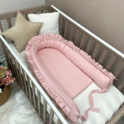 Baby nest pentru co-sleeping cu volanașe - culoare roz